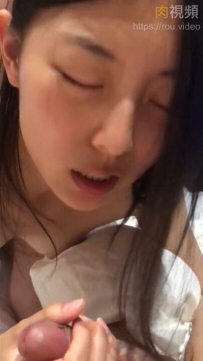 被金主爸爸前后抽插的萌萌美少女 多P